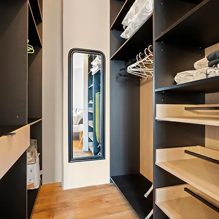 Renting - Dabray - Chic & Spacious In The Heart Of - Prime Location Near Attractions