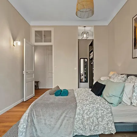 Renting - Dabray - Chic & Spacious In The Heart Of - Prime Location Near Attractions Apartment Nice