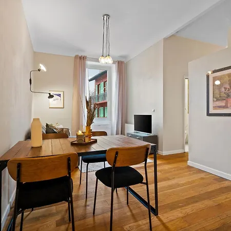 Renting - Dabray - Chic & Spacious In The Heart Of - Prime Location Near Attractions