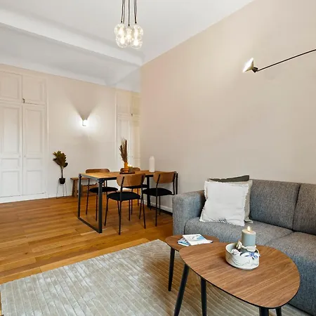 Renting - Dabray - Chic & Spacious In The Heart Of - Prime Location Near Attractions * Nice