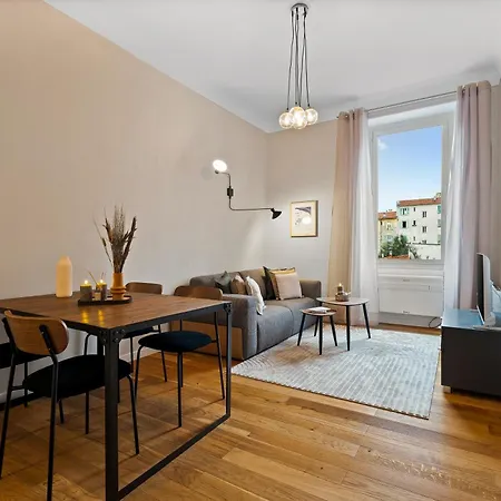 Renting - Dabray - Chic & Spacious In The Heart Of - Prime Location Near Attractions Apartman