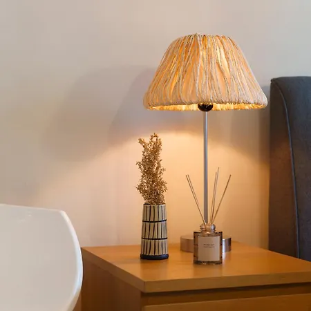 Renting - Dabray - Chic & Spacious In The Heart Of - Prime Location Near Attractions