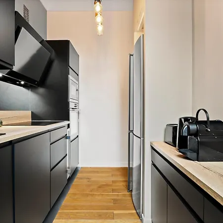 Renting - Dabray - Chic & Spacious In The Heart Of - Prime Location Near Attractions Apartman