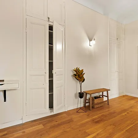 Renting - Dabray - Chic & Spacious In The Heart Of - Prime Location Near Attractions *